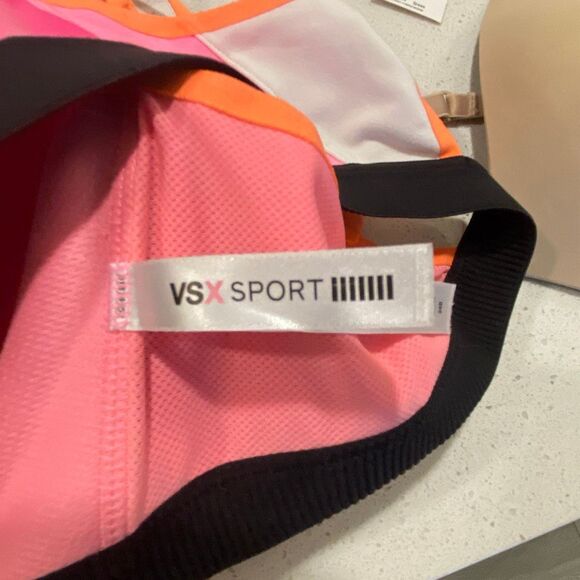 Victoria’s Secret sports bra size 34D - Picture 6 of 7